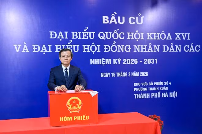 Đồng chí Đoàn Minh Huấn, Ủy viên Bộ Chính trị, Giám đốc Học viện Chính trị quốc gia Hồ Chí Minh, Phó Chủ tịch Thường trực Hội đồng Lý luận Trung ương bỏ phiếu bầu cử tại Khu vực số 4, phường Thanh Xuân (Hà Nội). (Ảnh DUY LINH)