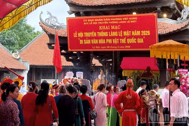 Đại biểu, người dân và du khách thực hiện nghi lễ dâng hương Đức Thánh tại Đình Lệ Mật sáng ngày 6/5.