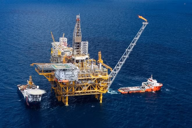Giàn khoan dầu khí ngoài biển của Petrovietnam. (Ảnh: HIỀN ANH)