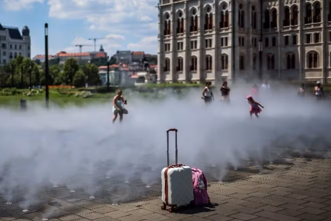 Người dân tránh nóng bên hệ thống phun sương ở Budapest, Hungary, ngày 24/6/2026. (Ảnh: THX/TTXVN)