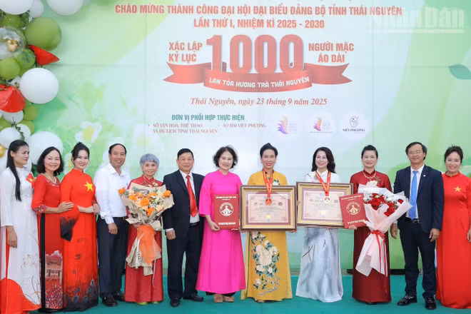 Các đại biểu tham dự chương trình.