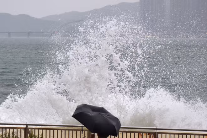 Sóng lớn xô vào bờ biển khi siêu bão Ragasa đổ bộ vào Hong Kong (Trung Quốc), ngày 23/9/2025. (Ảnh: THX/TTXVN)