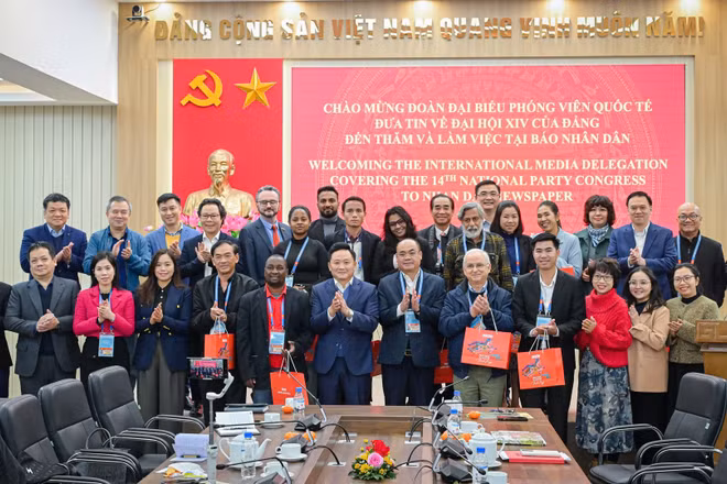 Lãnh đạo, cán bộ Báo Nhân Dân, đại diện Bộ Ngoại giao và Đoàn phóng viên nước ngoài chụp ảnh lưu niệm. (Ảnh: BẢO LONG)