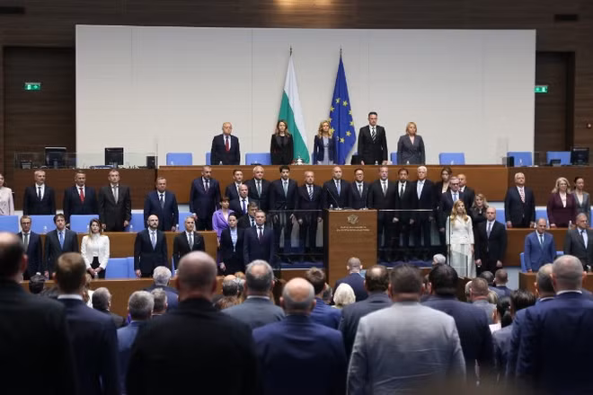 Các thành viên nội các mới của Bulgaria tại phiên họp Quốc hội ở Sofia, Bulgaria, ngày 8/5/2026. (Ảnh: THX/TTXVN)