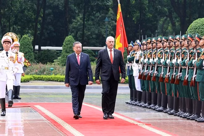 Tổng Bí thư Tô Lâm và Bí thư thứ nhất, Chủ tịch nước Cuba Miguel Díaz-Canel Bermúdez duyệt Đội danh dự Quân đội nhân dân Việt Nam nhân dịp thăm cấp Nhà nước tới Việt Nam, dự Lễ kỷ niệm 80 năm Cách mạng tháng Tám thành công và Quốc khánh nước Cộng hòa xã hội chủ nghĩa Việt Nam, từ ngày 31/8 đến ngày 2/9/2025. (Ảnh: TTXVN)