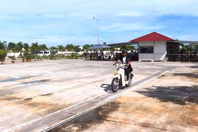 Người dân xã đảo Nhơn Châu tham gia kỳ thi sát hạch.