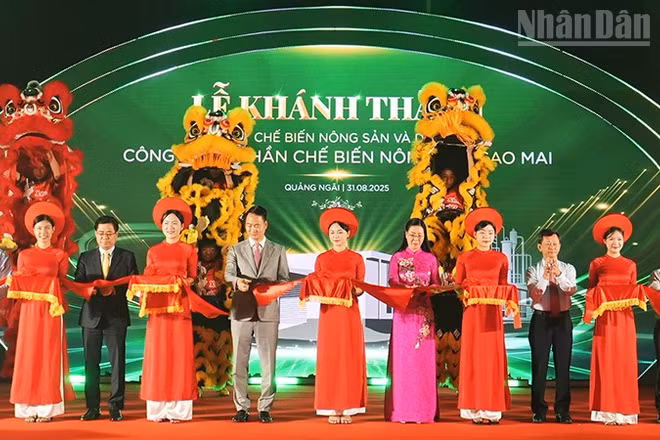 Các đại biểu cắt băng khánh thành Nhà máy chế biến nông sản và dược liệu Sao Mai