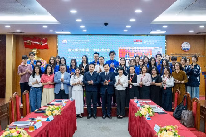 Các đại biểu tham dự tọa đàm và sinh viên Học viện Báo chí và Tuyên truyền chụp ảnh lưu niệm. (Ảnh: HOÀNG LAN) 