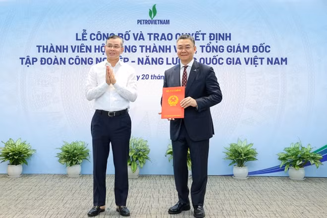 Bộ trưởng Tài chính Ngô Văn Tuấn trao quyết định bổ nhiệm Thành viên Hội đồng thành viên Petrovietnam cho ông Lê Mạnh Cường.