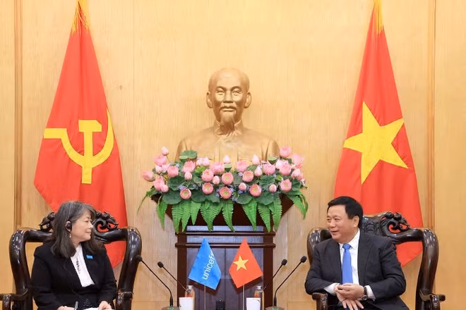 Đồng chí Nguyễn Xuân Thắng, Ủy viên Bộ Chính trị, Giám đốc Học viện Chính trị quốc gia Hồ Chí Minh, Chủ tịch Hội đồng Lý luận Trung ương, và bà June Kunugi, Giám đốc Quỹ Nhi đồng Liên hợp quốc khu vực Đông Á và Thái Bình Dương tại Việt Nam.
