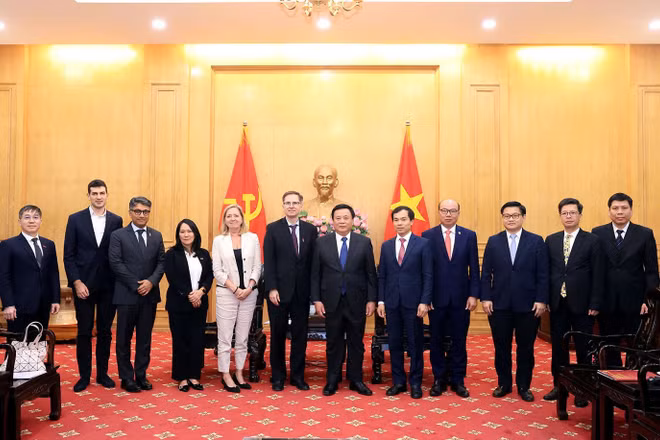 Các đại biểu chụp ảnh lưu niệm tại buổi tiếp và làm việc.