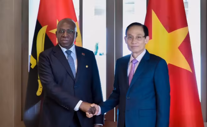 Ủy viên Bộ Chính trị, Bộ trưởng Ngoại giao Lê Hoài Trung và Bộ trưởng Ngoại giao Angola Téte António. (Ảnh: Bộ Ngoại giao)