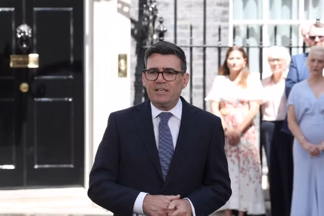 Tân Thủ tướng Anh Andy Burnham trong bài phát biểu đầu tiên trước số 10 Phố Downing, London, ngày 20/7/2026. (Ảnh: THX/TTXVN)