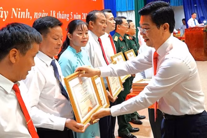 Ủy viên Trung ương Đảng, Phó Bí thư Thường trực Tỉnh ủy, Chủ tịch Hội đồng nhân dân tỉnh Tây Ninh Nguyễn Mạnh Hùng trao bằng khen cho các cá nhân.