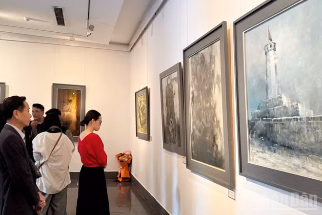 Sự kiện thu hút đông đảo công chúng yêu nghệ thuật.