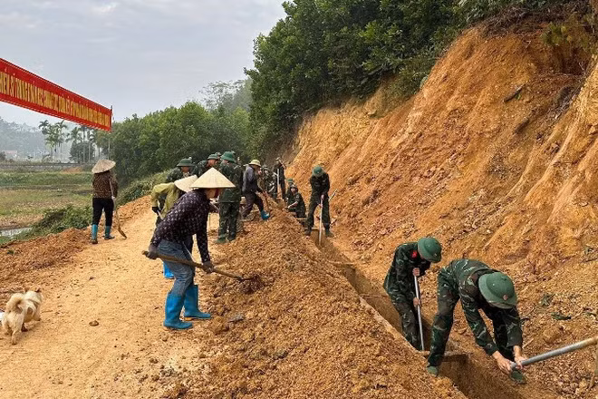 Lực lượng vũ trang Thái Nguyên giúp dân nạo vét kênh mương bị vùi lấp do sạt lở. (Ảnh: DUY ĐỨC)