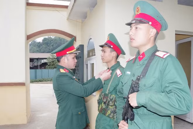 Kiểm tra trang phục giữ ấm cho chiến sĩ trước khi vào ca gác tại Tiểu đoàn 1, Trung đoàn 750. (Ảnh: DUY ĐỨC)