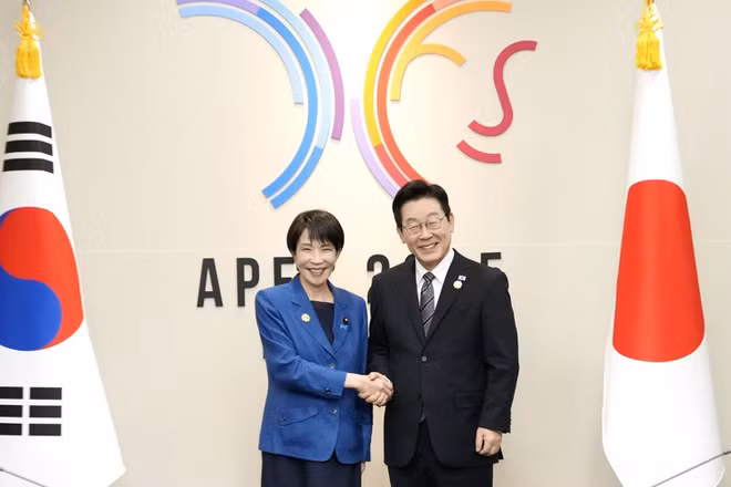 Tổng thống Hàn Quốc Lee Jae Myung (phải) trong cuộc gặp với Thủ tướng Nhật Bản Takaichi Sanae bên lề Hội nghị các nhà lãnh đạo APEC tại thành phố Gyeongju, ngày 30/10/2025. (Ảnh: TTXVN) 