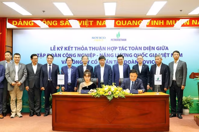 Tổng Giám đốc Petrovietnam Lê Ngọc Sơn và Chủ tịch Hội đồng quản trị Sovico Nguyễn Thị Phương Thảo ký kết thỏa thuận hợp tác toàn diện.