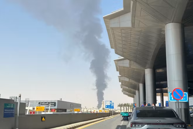 Khói bốc lên gần sân bay quốc tế King Khalid ở thủ đô Riyadh, Saudi Arabia, ngày 19/9/2026. (Ảnh: THX/TTXVN)