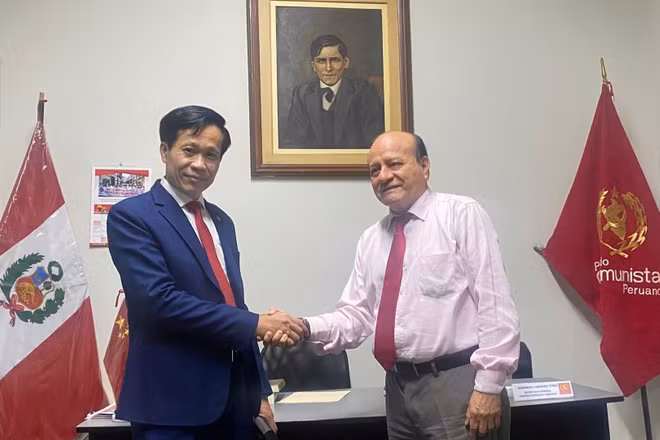 Phó Giám đốc Học viện Chính trị quốc gia Hồ Chí Minh Hoàng Phúc Lâm tặng cuốn sách “Khát vọng Việt Nam hùng cường trong kỷ nguyên mới’’ cho Tổng Bí thư Đảng Cộng sản Peru Domingo Cabrera Toro. (Ảnh: Đoàn đại biểu Đảng cộng sản Việt Nam/TTXVN)