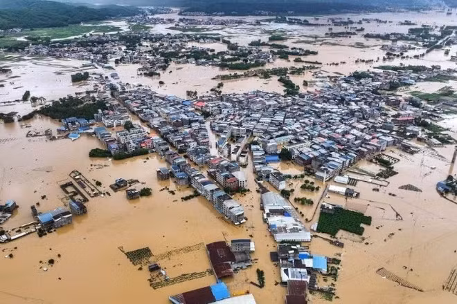 Ngày 6/7/2026, hồ chứa Lục Lam ở thành phố Hoành Châu thuộc Nam Ninh, Khu tự trị dân tộc Choang Quảng Tây bị vỡ đập, gây ngập lụt ở khu vực hạ du. (Ảnh: Tân Hoa Xã)