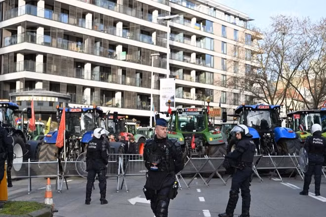 Cảnh sát làm nhiệm vụ gần tòa nhà Europa ở Brussels, Bỉ, ngày 18/12/2025. (Ảnh: Tân Hoa Xã)