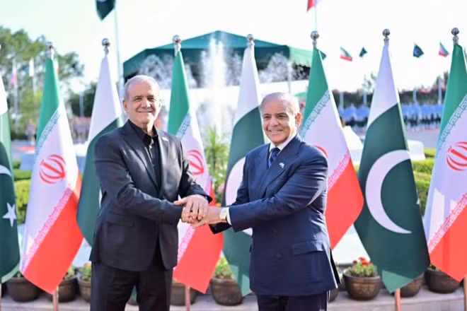 Thủ tướng Pakistan Shehbaz Sharif (phải) bắt tay Tổng thống Iran Masoud Pezeshkian, ngày 23/6/2026. (Ảnh: Tân Hoa Xã)