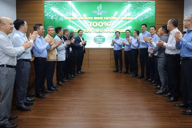 Ban lãnh đạo công ty thực hiện nghi thức BSR đạt mốc doanh thu hợp nhất 140 nghìn tỷ đồng.