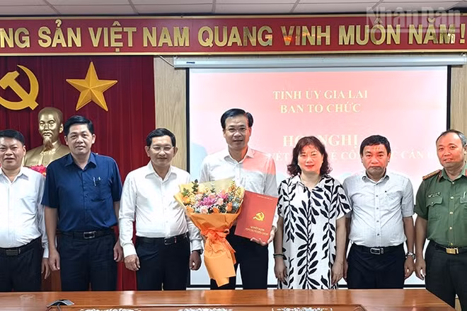 Lãnh đạo Ban Tổ chức Tỉnh ủy Gia Lai và lãnh đạo Công an tỉnh trao Quyết định, tặng hoa chúc mừng tân Phó Trưởng Ban Tổ chức Tỉnh ủy Gia Lai.