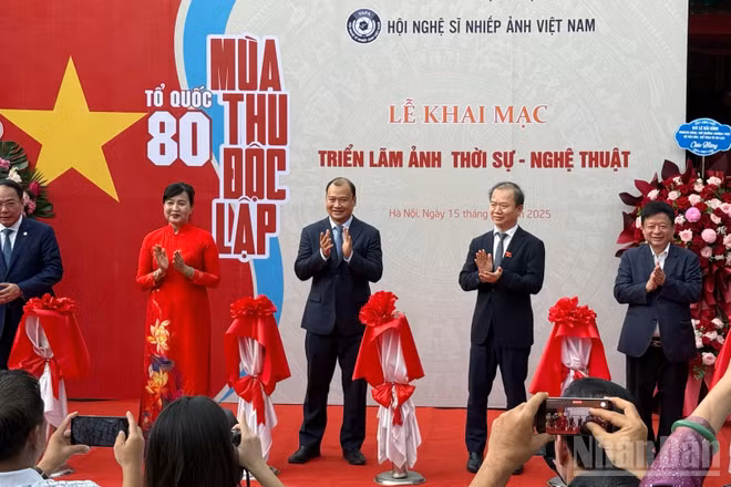 Các đại biểu thực hiện nghi thức cắt băng khai mạc Triển lãm "Tổ quốc - 80 mùa thu Độc lập".