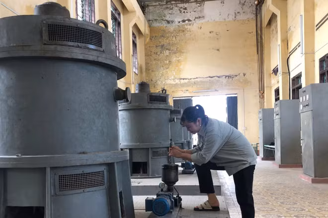 Các đơn vị thủy lợi cần chủ động tiêu thoát nước đệm trong nội đồng nhằm giảm thiểu ngập úng cho cây trồng. (Ảnh: Bảo Hân)