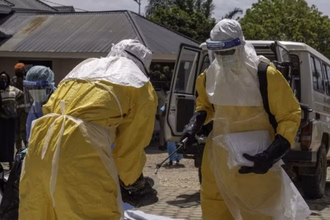Nhân viên y tế tiến hành khử trùng để ngăn ngừa sự lây lan của dịch Ebola tại Bunia, tỉnh Ituri, CHDC Congo. (Ảnh: THX/TTXVN)