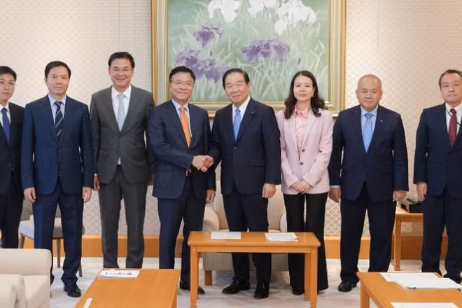Phó Thủ tướng Lê Thành Long hội kiến Chủ tịch Hạ viện Nhật Bản Nukaga Fukushiro. (Ảnh: TTXVN)