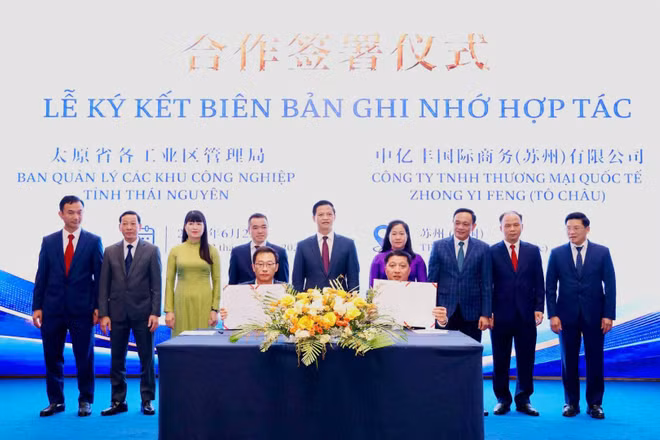 Ban quản lý các khu công nghiệp tỉnh Thái Nguyên và Công ty Trách nhiệm hữu hạn thương mại quốc tế Zhong Yi Feng (Trung Quốc) ký kết biên bản ghi nhớ hợp tác. (Ảnh: Ủy ban nhân dân tỉnh Thái Nguyên)