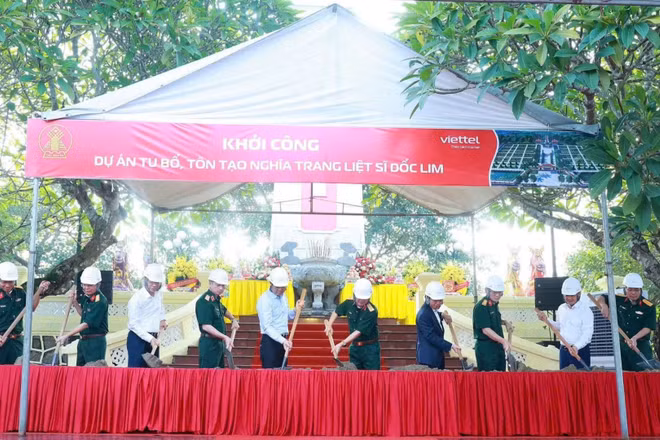 Các đại biểu thực hiện nghi thức động thổ. (Ảnh: DUY ĐỨC)