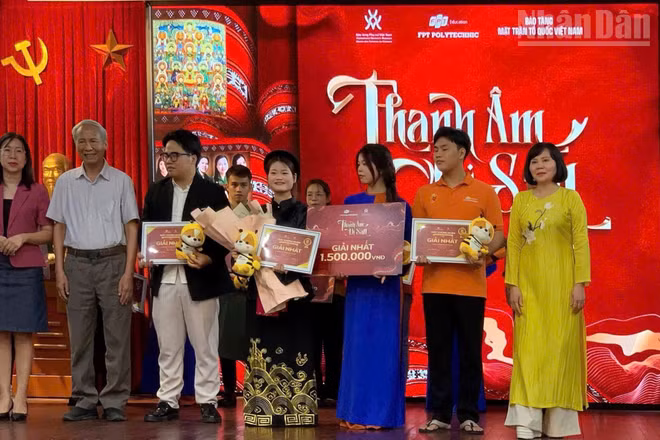Ban tổ chức trao giải Nhất cho đội thi xuất sắc.