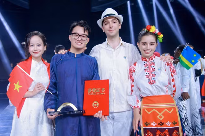 Lê Văn Đại (thứ 2 từ trái sang) cùng các thí sinh tham dự cuộc thi. (Ảnh do nhân vật cung cấp)