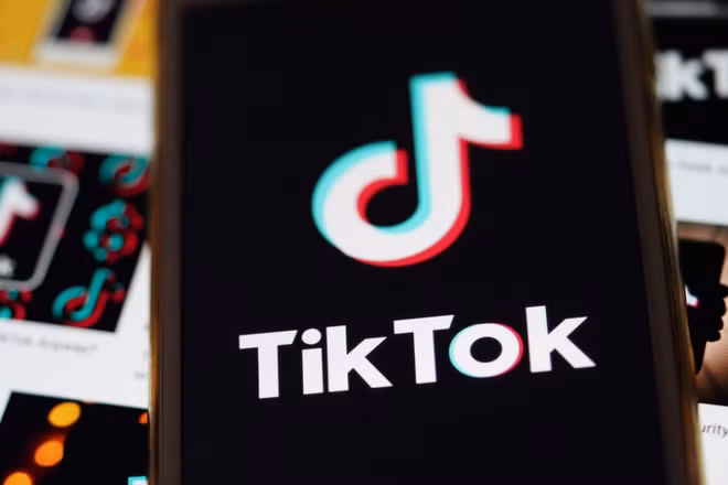 Ảnh minh họa: Biểu tượng TikTok trên màn hình điện thoại. (Ảnh: THX/TTXVN)