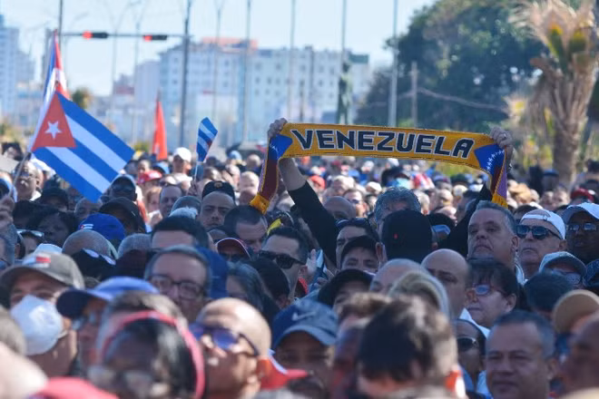 Người dân Cuba dâng cao khẩu hiệu ủng hộ Venezuela. (Ảnh: TTXVN)
