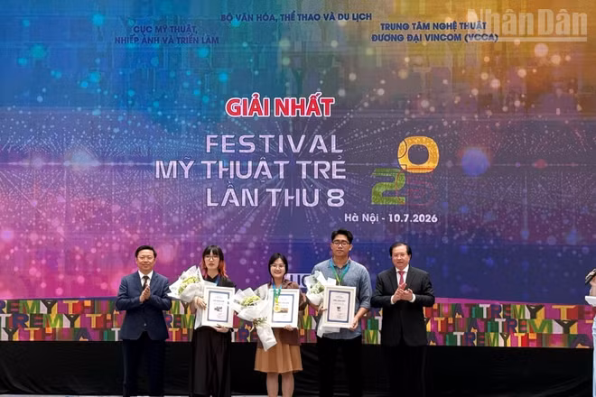 Phó Trưởng Ban Tuyên giáo và Dân vận Trung ương Trần Thanh Lâm (ngoài cùng bên trái) và Thứ trưởng Văn hóa, Thể thao và Du lịch Tạ Quang Đông (bên phải) trao giải Nhất cho các nghệ sĩ trẻ. 