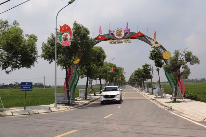 Qua xây dựng nông thôn mới, đường giao thông xã Hát Môn (Hà Nội) được xây dựng khang trang, hiện đại. (Ảnh Nguyễn Mai)
