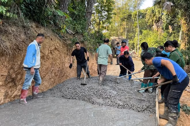 Nhân dân xã Phong Quang góp sức làm đường trục thôn. (Ảnh: TUẤN SƠN)
