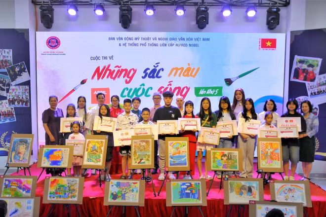 Ban tổ chức và các thí sinh đạt giải tại cuộc thi.
