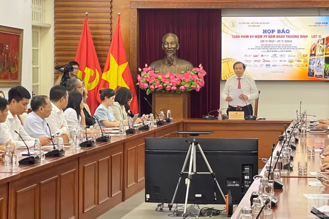 Thứ trưởng Tạ Quang Đông chủ trì họp báo về Tuần phim.