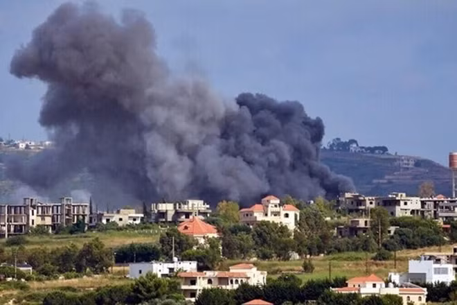 Khói bốc lên sau cuộc không kích của Israel xuống miền nam Liban. (Ảnh: IRNA/TTXVN)