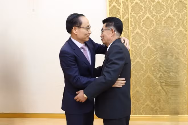 Ủy viên Bộ Chính trị, Bộ trưởng Ngoại giao Việt Nam Lê Hoài Trung và Ủy viên Bộ Chính trị, Bí thư Trung ương Đảng, Trưởng Ban Quốc tế Đảng Lao động Triều Tiên Kim Song Nam. (Ảnh: TTXVN)