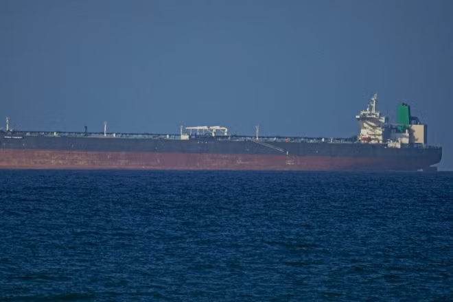 Con tàu di chuyển qua eo biển Hormuz. (Ảnh: AA/TTXVN)