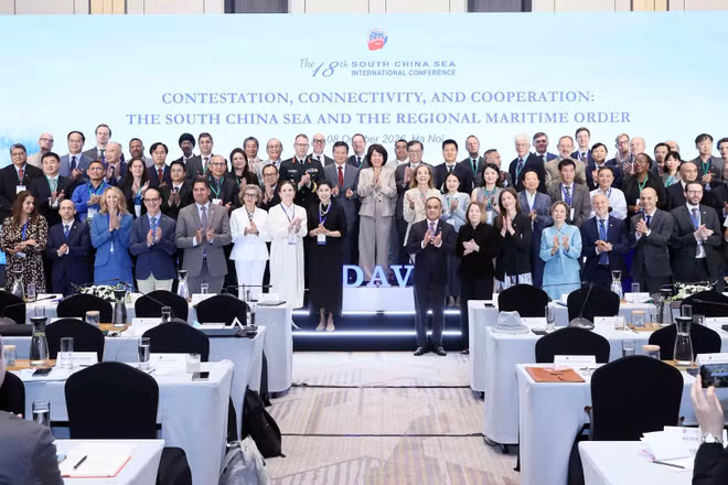 Các đại biểu chụp ảnh lưu niệm sau phiên khai mạc Hội thảo khoa học quốc tế về Biển Đông lần thứ 18, tại Hà Nội, ngày 7/10/2026. (Ảnh: TTXVN)