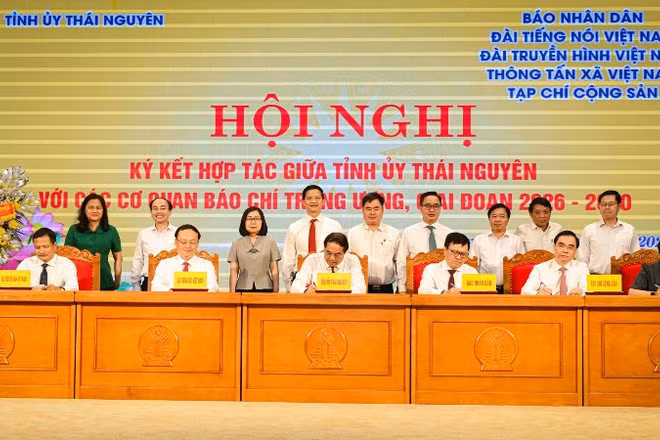 Tỉnh ủy Thái Nguyên và lãnh đạo các cơ quan thông tấn, báo chí Trung ương ký kết chương trình phối hợp. (Ảnh: BẢO LONG)